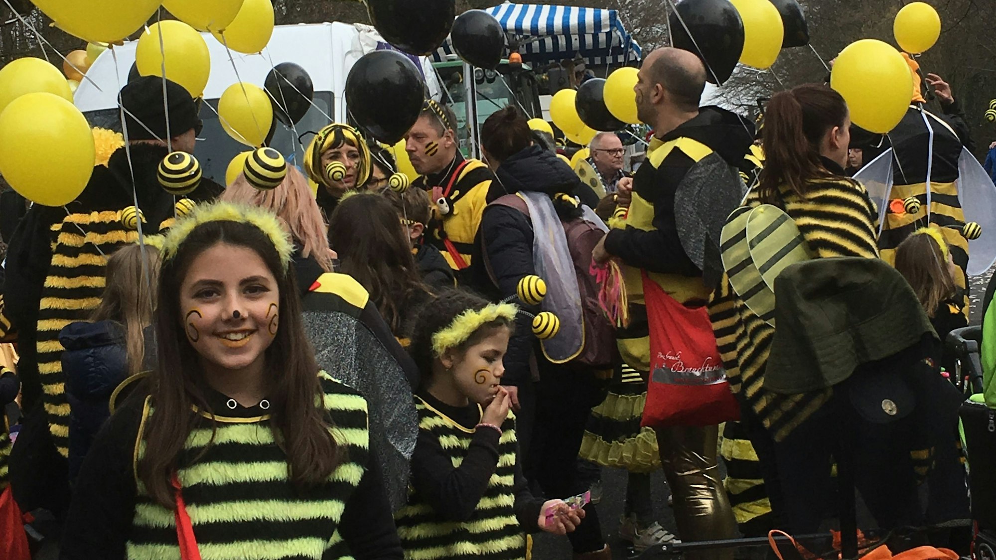 Jecke beim Karnevalsumzug in Köln-Wahn.