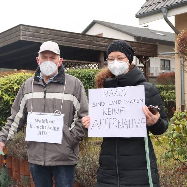 In Waldbröl sind die Menschen schon einmal für die Demokratie und die Vielfalt in der Stadt auf die Straße gegangen. Das war im Januar des Jahres 2022, als sich am Hollenberg-Gymnasium eine Menschenkette bildete, die am Ende über 400 Meter reichte. Damals galten noch Corona-Auflagen, daher die Masken auf dem Foto.