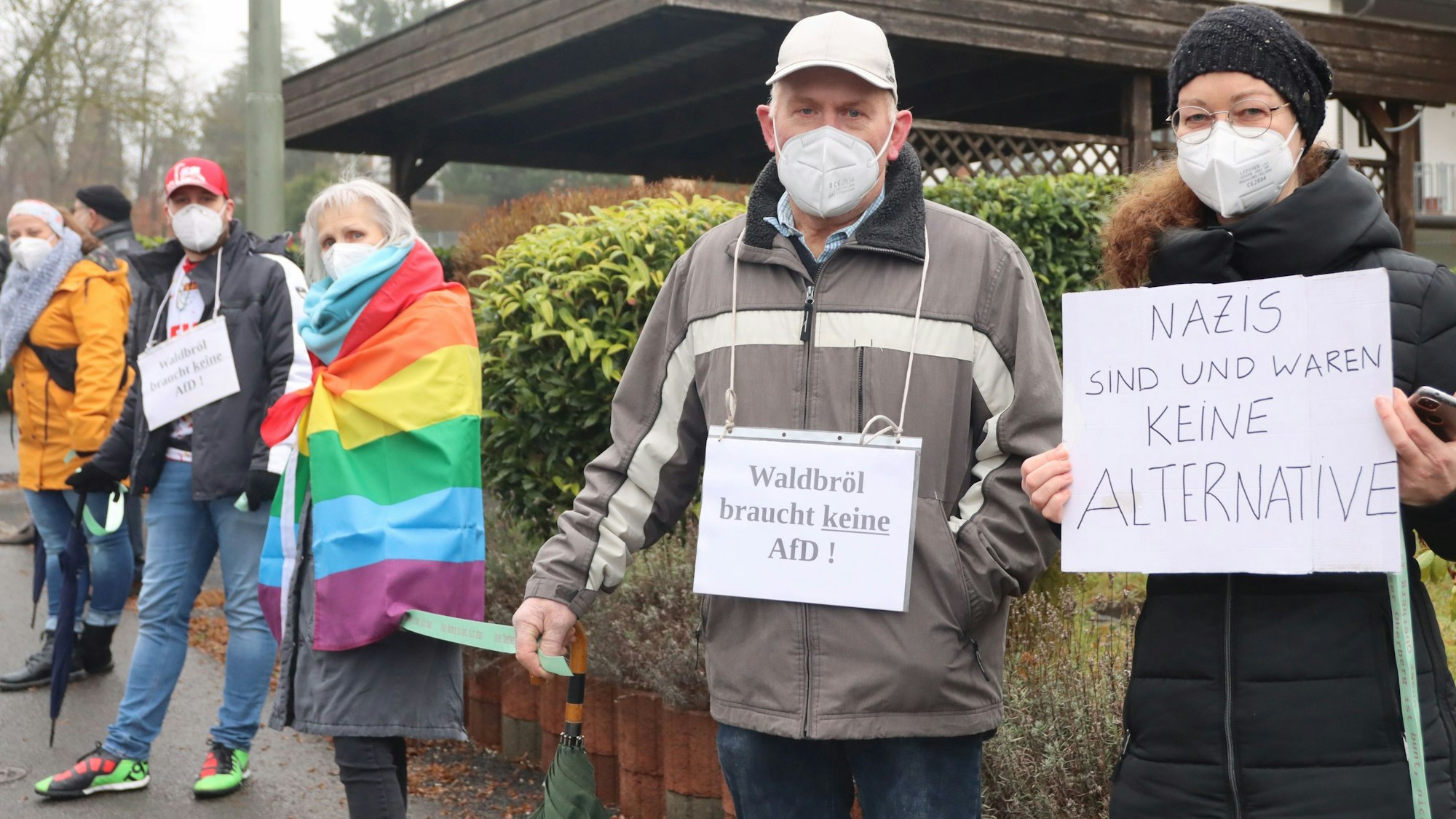 In Waldbröl sind die Menschen schon einmal für die Demokratie und die Vielfalt in der Stadt auf die Straße gegangen. Das war im Januar des Jahres 2022, als sich am Hollenberg-Gymnasium eine Menschenkette bildete, die am Ende über 400 Meter reichte. Damals galten noch Corona-Auflagen, daher die Masken auf dem Foto.