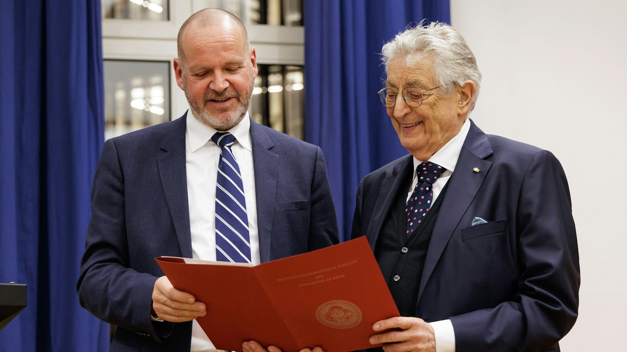 Verleihung der Würde eines Doktors der Rechte ehrenhalber an Herrn Bundesminister a.D. Gerhart Rudolf Baum. Übergabe der Ehrenpromotionsurkunde durch Dekan Prof. Dr. Bernhard Kempen.