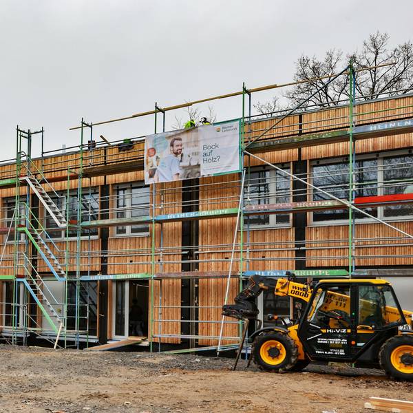 Ein Schulbau aus Holz in der Entstehung.