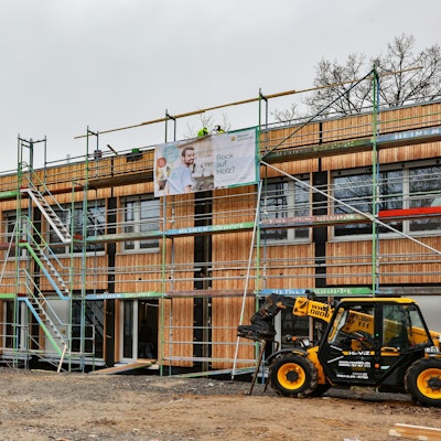 Ein Schulbau aus Holz in der Entstehung.