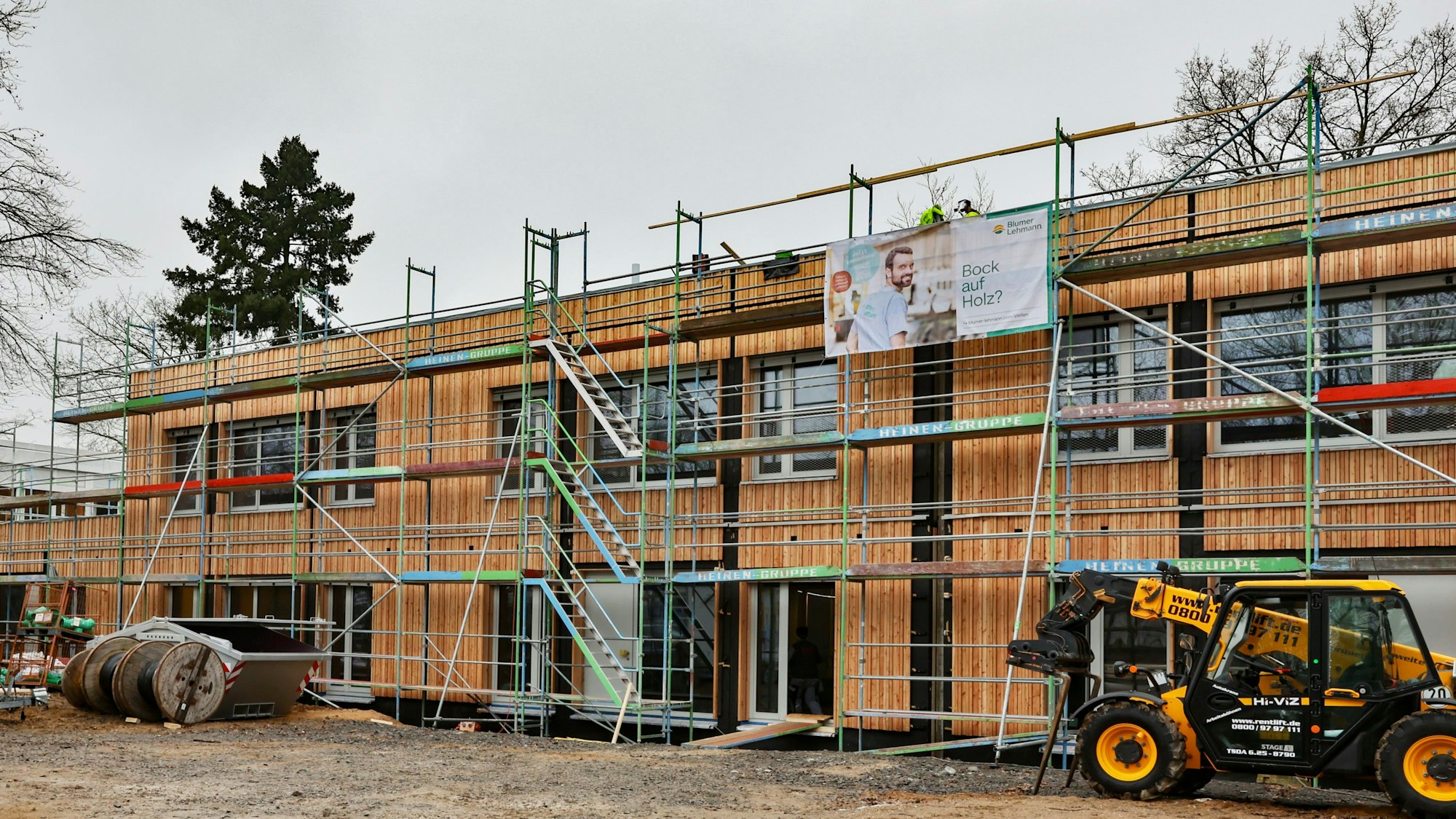 Ein Schulbau aus Holz in der Entstehung.