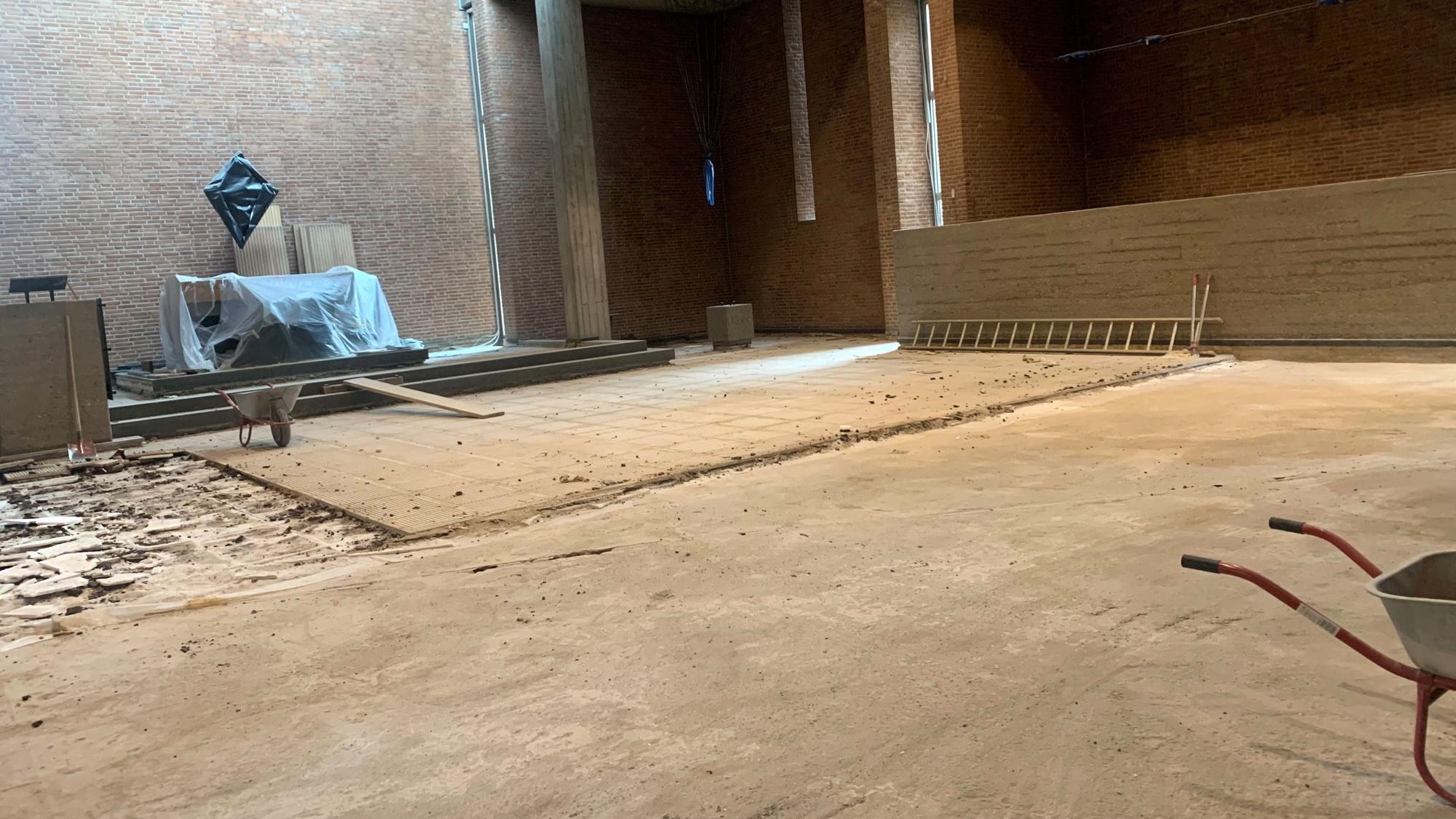 Zu sehen ist ein Kirchengebäude, in dem der Fußboden entfernt wurde.