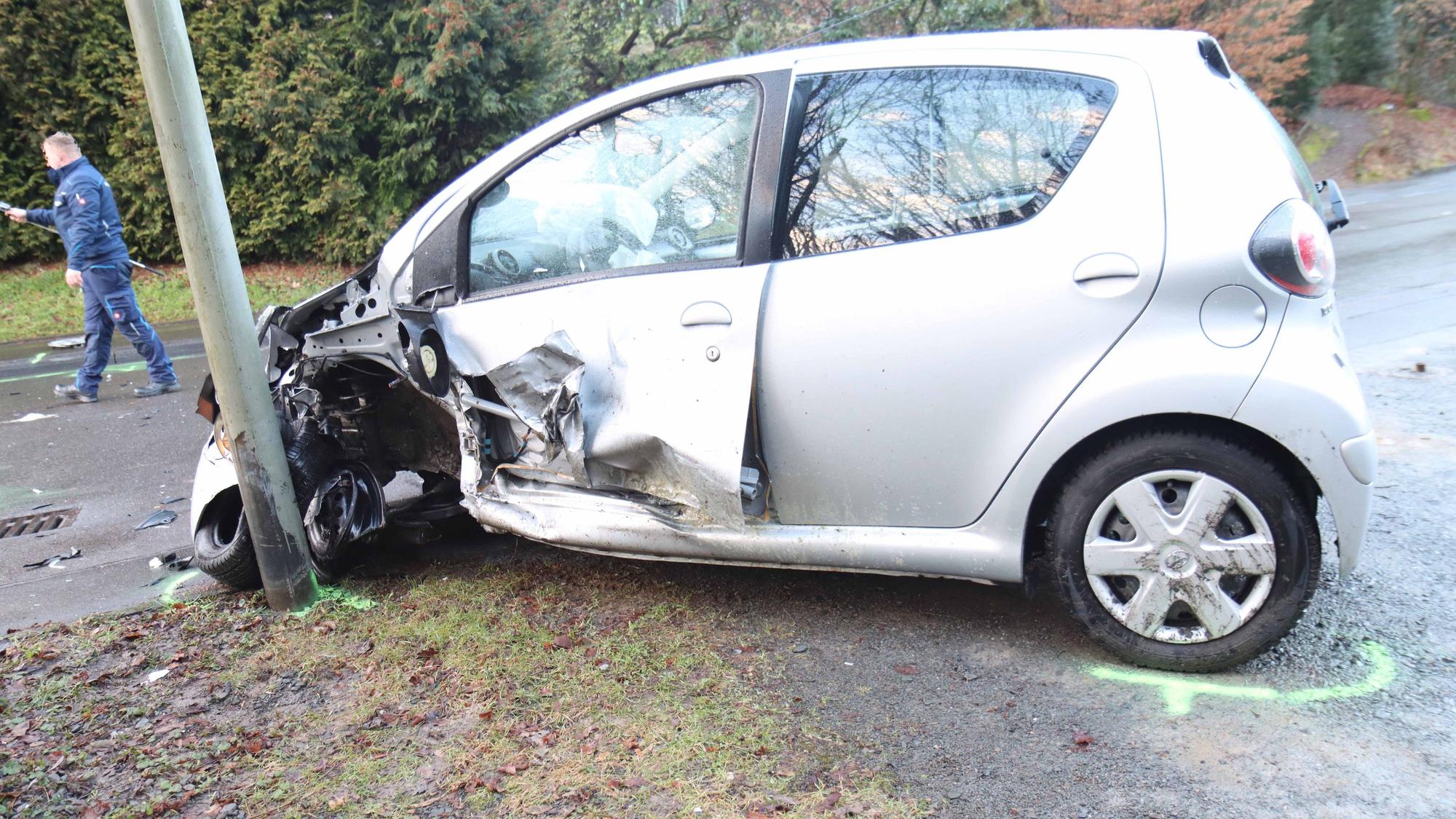 Ein vorne zerquetschter Toyota, nachdem er gegen den Mast einer Laterne geschleudert ist.