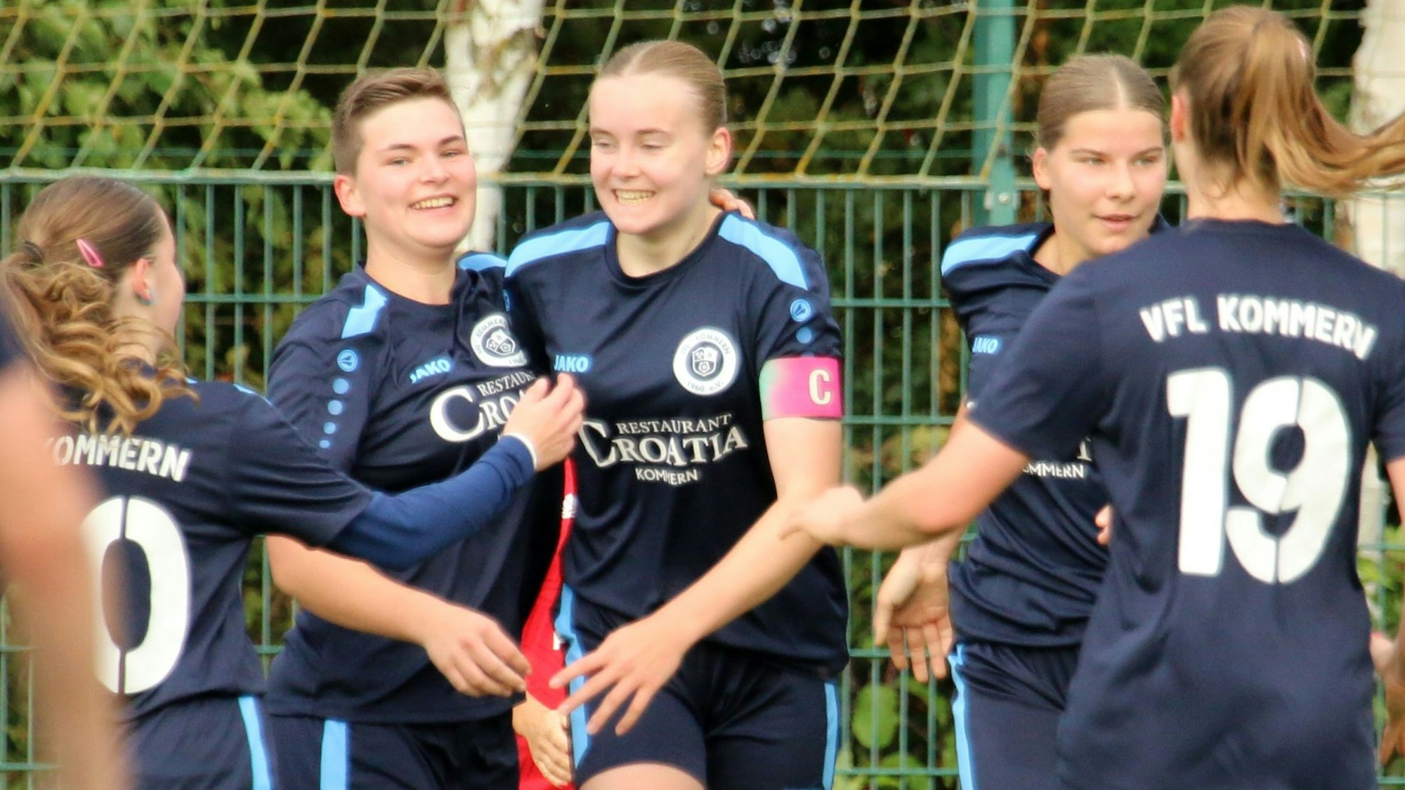 Kapitänin Nele Wagner wird von ihren Mitspielerinnen zum Tor beglückwünscht.