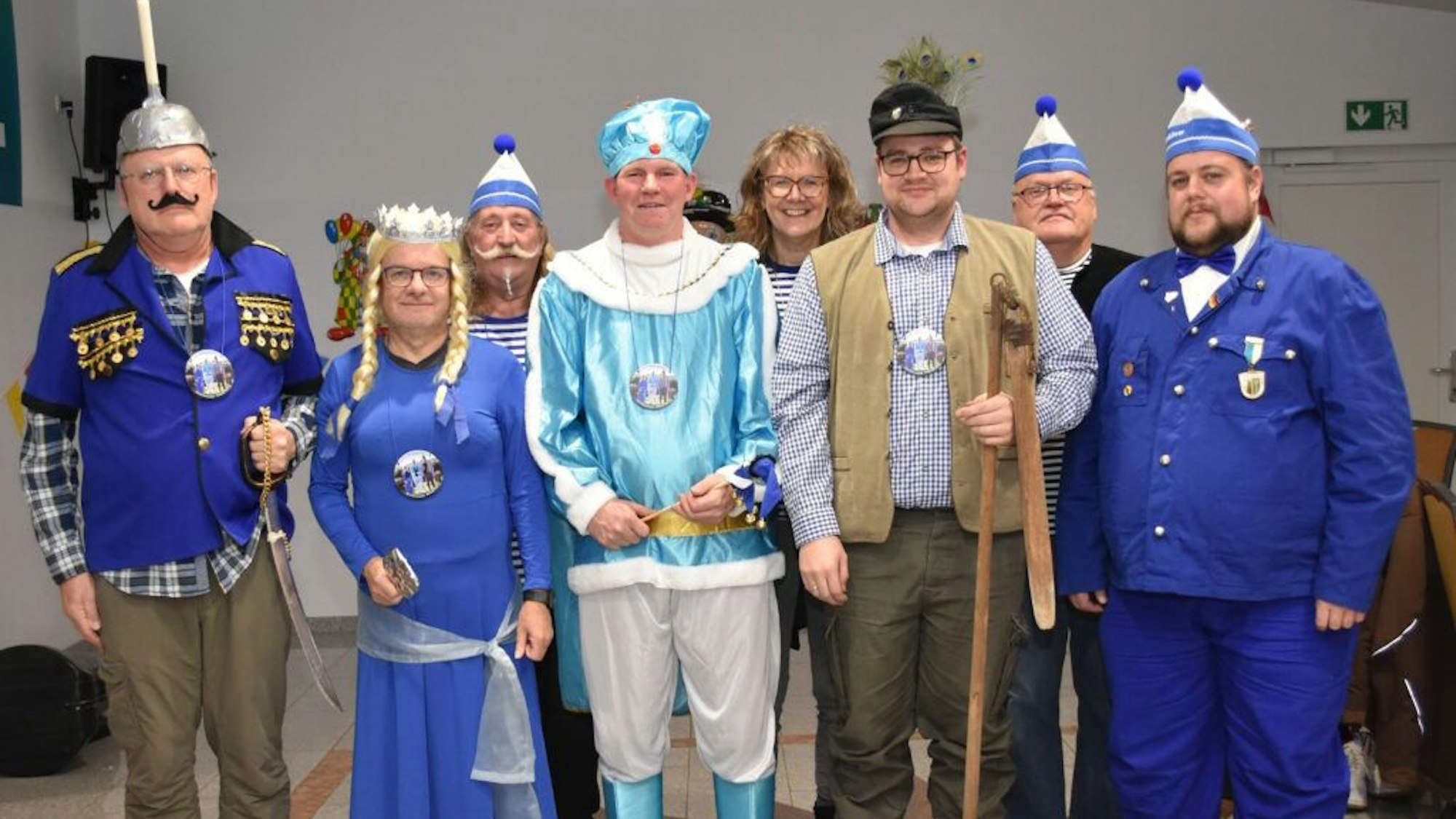 Zu sehen sind die Tollitäten und ihr Gefolge in ausgefallenen Kostümen. Ein offizielles Ornat haben sie nicht.