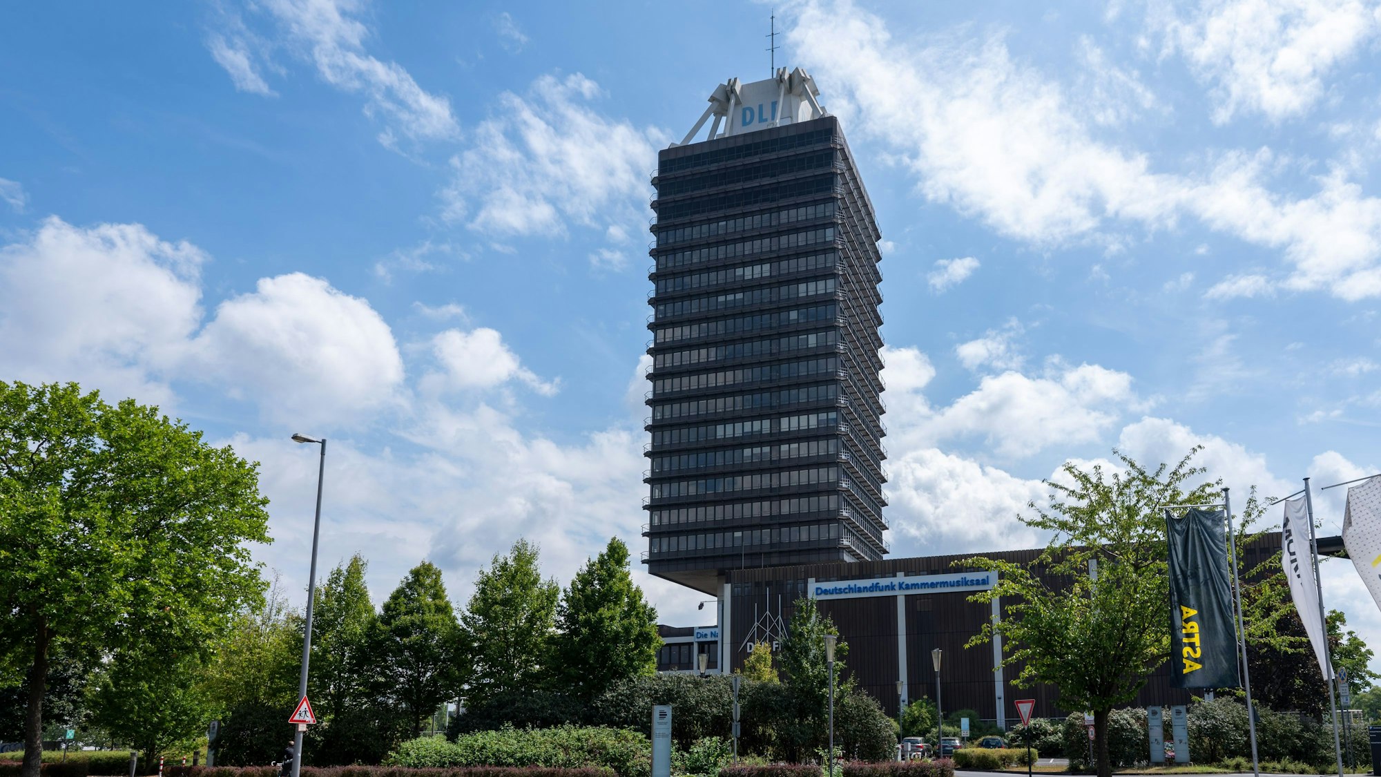 Der Blick auf das Gebäude des Deutschlandfunks