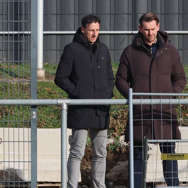 Sport-Geschäftsführer Christian Keller und Lizenzspieler-Leiter Thomas Kessler beobachten das Training des 1. FC Köln.