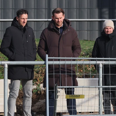 Sport-Geschäftsführer Christian Keller und Lizenzspieler-Leiter Thomas Kessler beobachten das Training des 1. FC Köln.