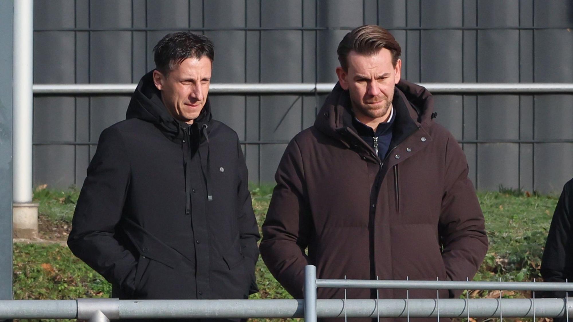 Sport-Geschäftsführer Christian Keller und Lizenzspieler-Leiter Thomas Kessler beobachten das Training des 1. FC Köln.