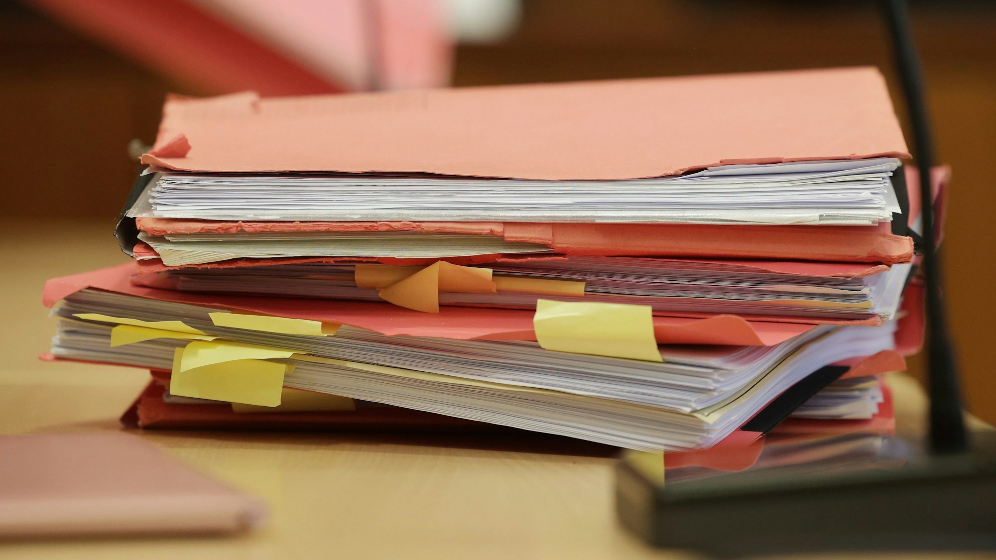 Gerichtsakten der Verteidiger liegen auf einem Tisch im Gerichtsaal.