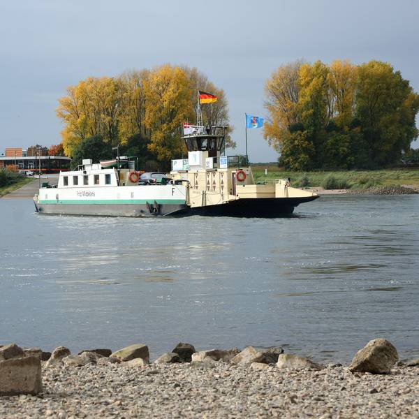 Die Rheinfähre „Fritz Middelanis“ zwischen Hitdorf und Köln-Langel