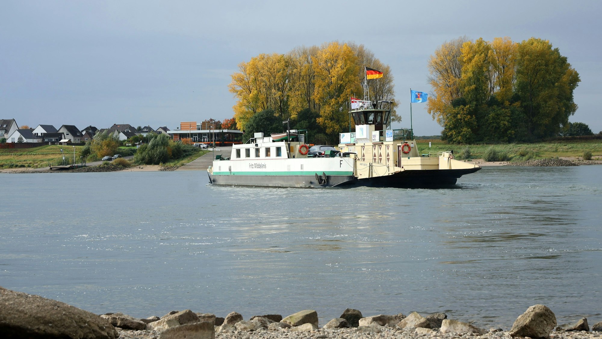 Die Rheinfähre „Fritz Middelanis“ zwischen Hitdorf und Köln-Langel