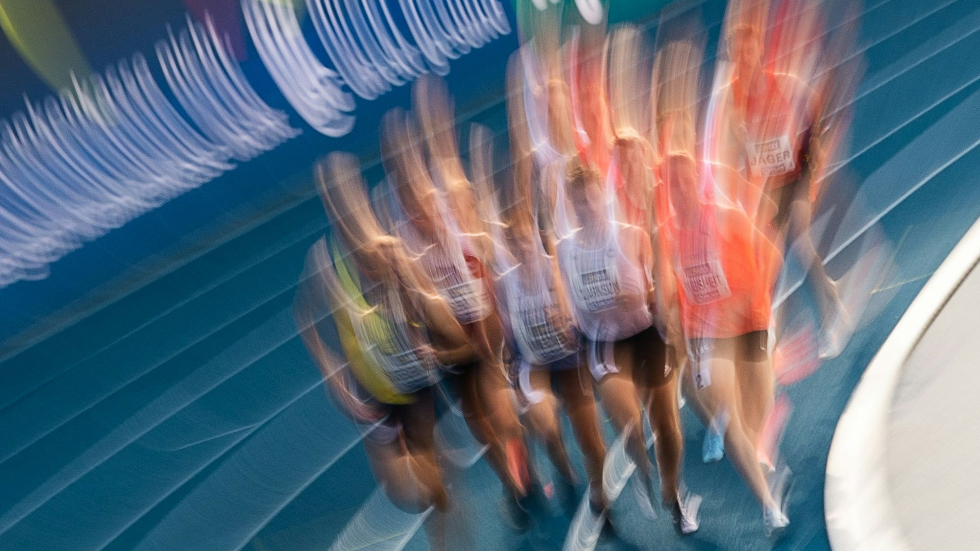 Das Bild zeigt mehrere Athleten beim 3000-Meter-Lauf.