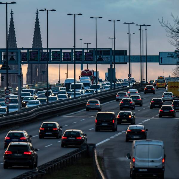 Auf der Zoobrücke staut sich der Verkehr.
