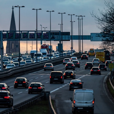 Auf der Zoobrücke staut sich der Verkehr.