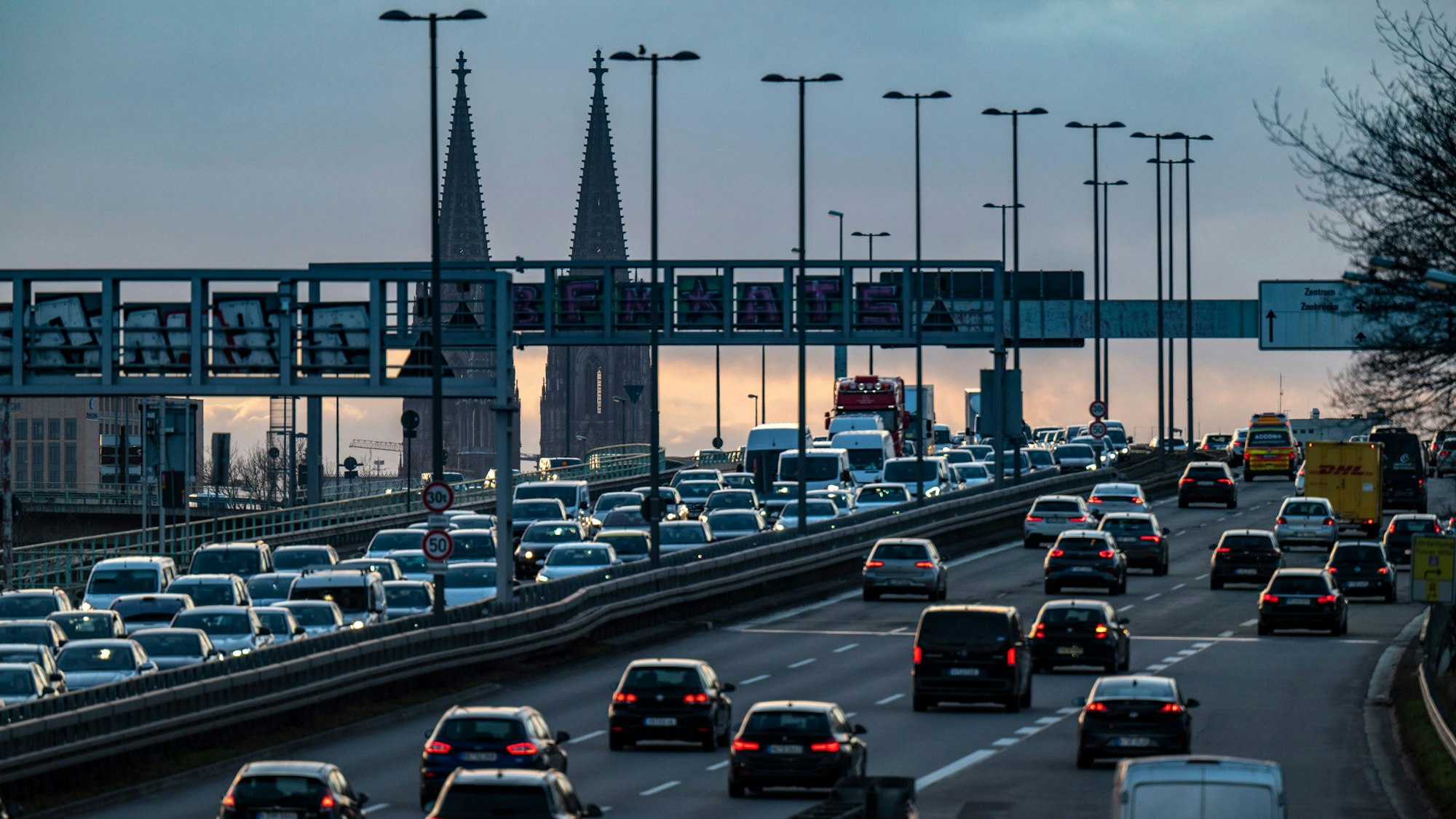 Auf der Zoobrücke staut sich der Verkehr. (Symbolbild)