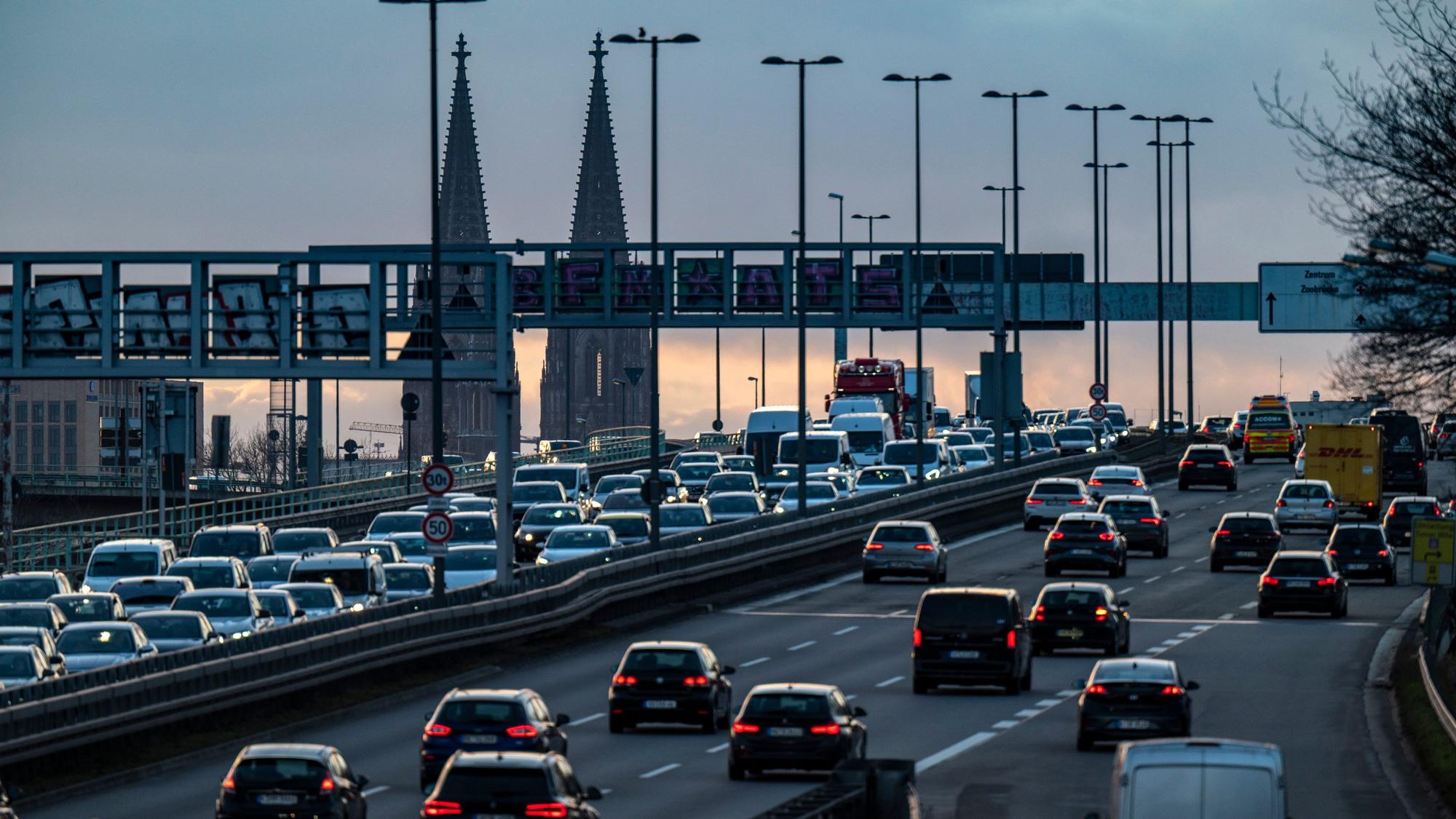 Auf der Zoobrücke staut sich der Verkehr.