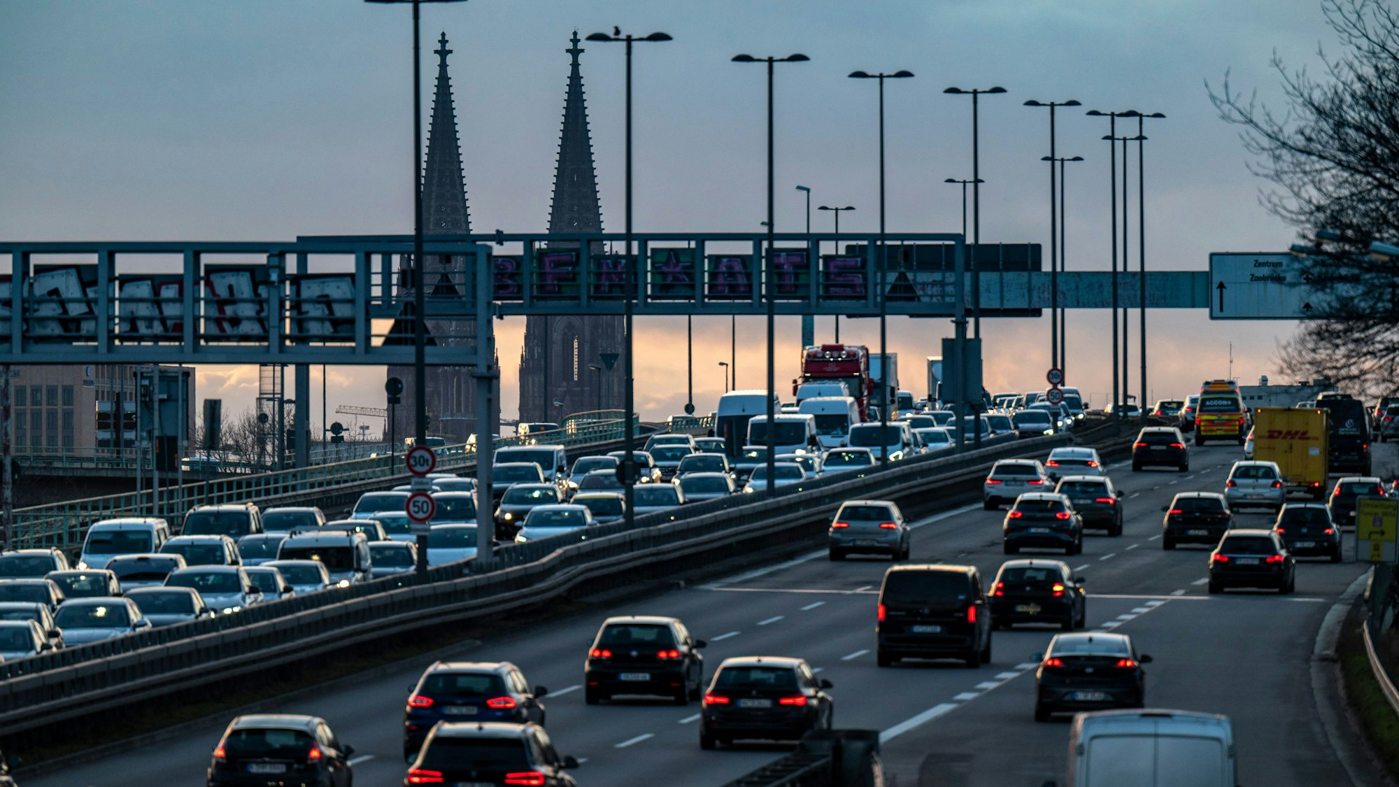 Auf der Zoobrücke staut sich der Verkehr.