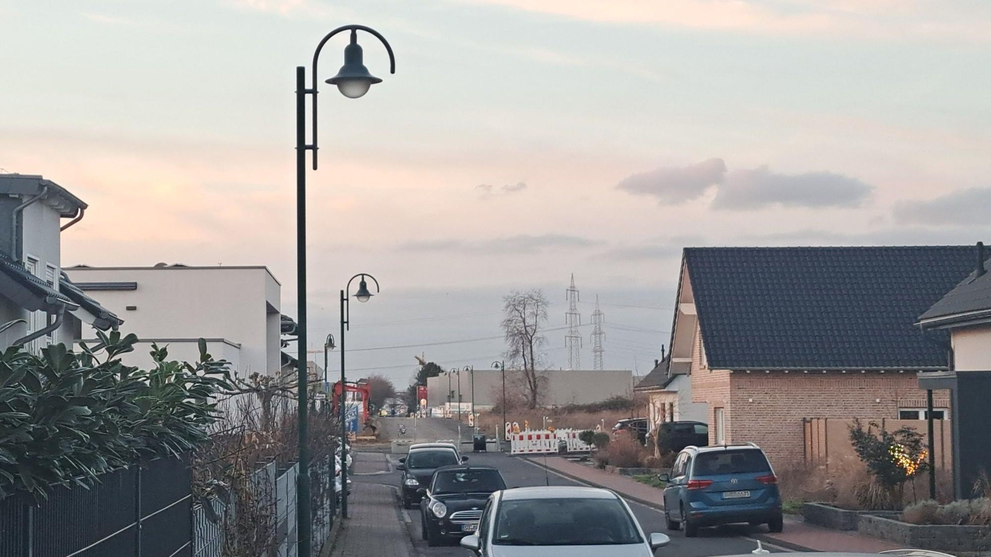 Die Straßenbeleuchtung in Niederkassel soll auch in der Zeit zwischen 1 und 5 Uhr eingeschaltet bleiben. Das haben CDU, Fraktionslose und AfD im Stadtrat durchgesetzt.