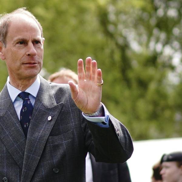 Prinz Edward, Herzog von Edinburgh, winkt den Gästen zu, als er im Garten des Buckingham Palastes Teilnehmer des Duke of Edinburgh's Award Programms empfängt.