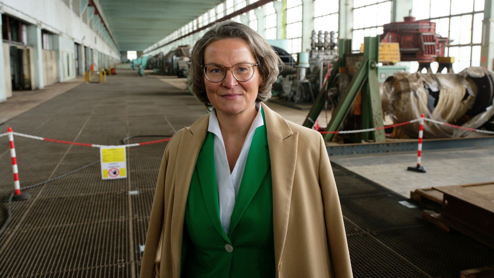 30.01.2024, Nordrhein-Westfalen, Grevenbroich: Ina Scharrenbach (CDU), Ministerin für Heimat, Kommunales, Bau und Digitalisierung von Nordrhein-Westfalen, steht in der 500 Meter langen Turbinenhalle des ehemaligen Braunkohlekraftwerks Frimmersdorf. Der zentrale Kraftwerksbau soll zu einem Innovationscampus mit IT-Infrastruktur umgebaut werden. Foto: Henning Kaiser/dpa +++ dpa-Bildfunk +++