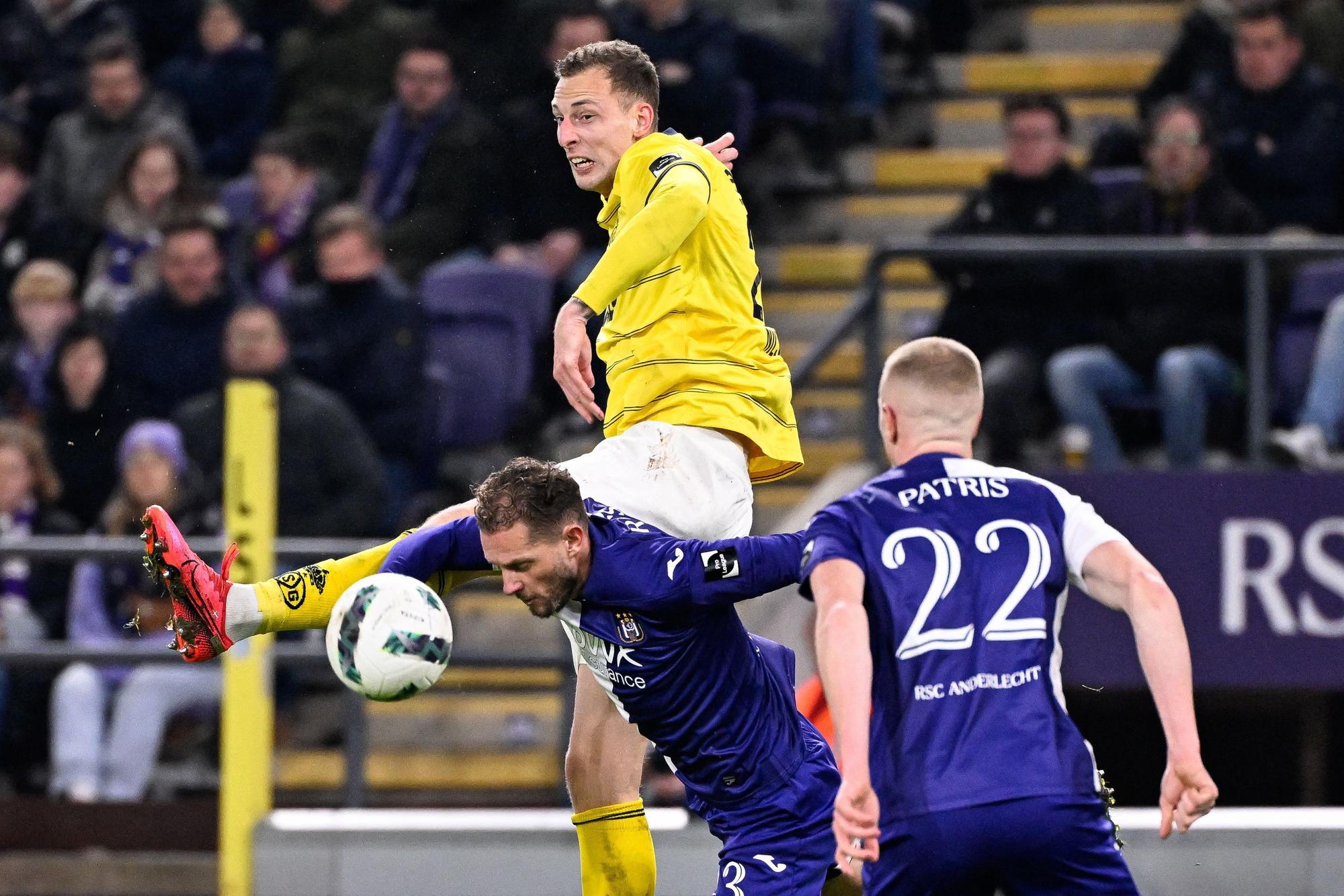 Gustaf Nilsson (gelbes Trikot) von Royale Union Saint-Gilloise behauptet sich im Zweikampf.