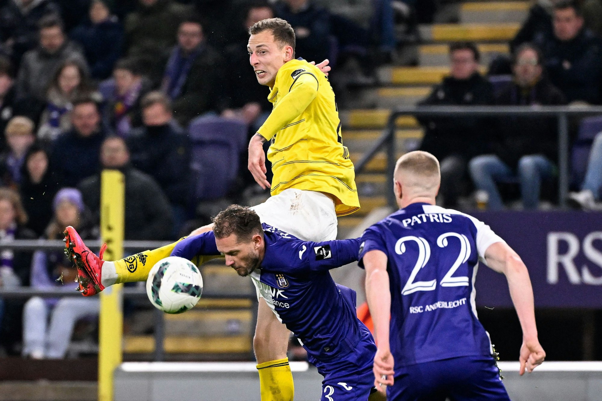 Gustaf Nilsson (gelbes Trikot) von Royale Union Saint-Gilloise behauptet sich im Zweikampf.