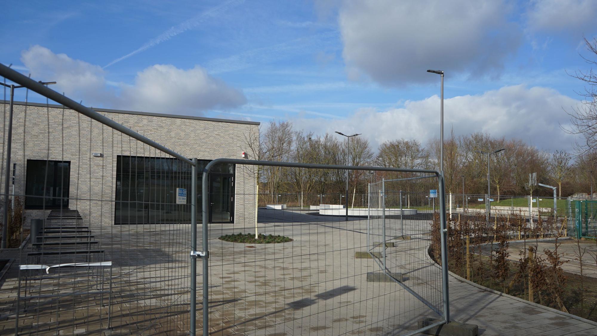 Das Begegnungszentrum an der Maastrichter Straße, ein Bauzaun steht davor.