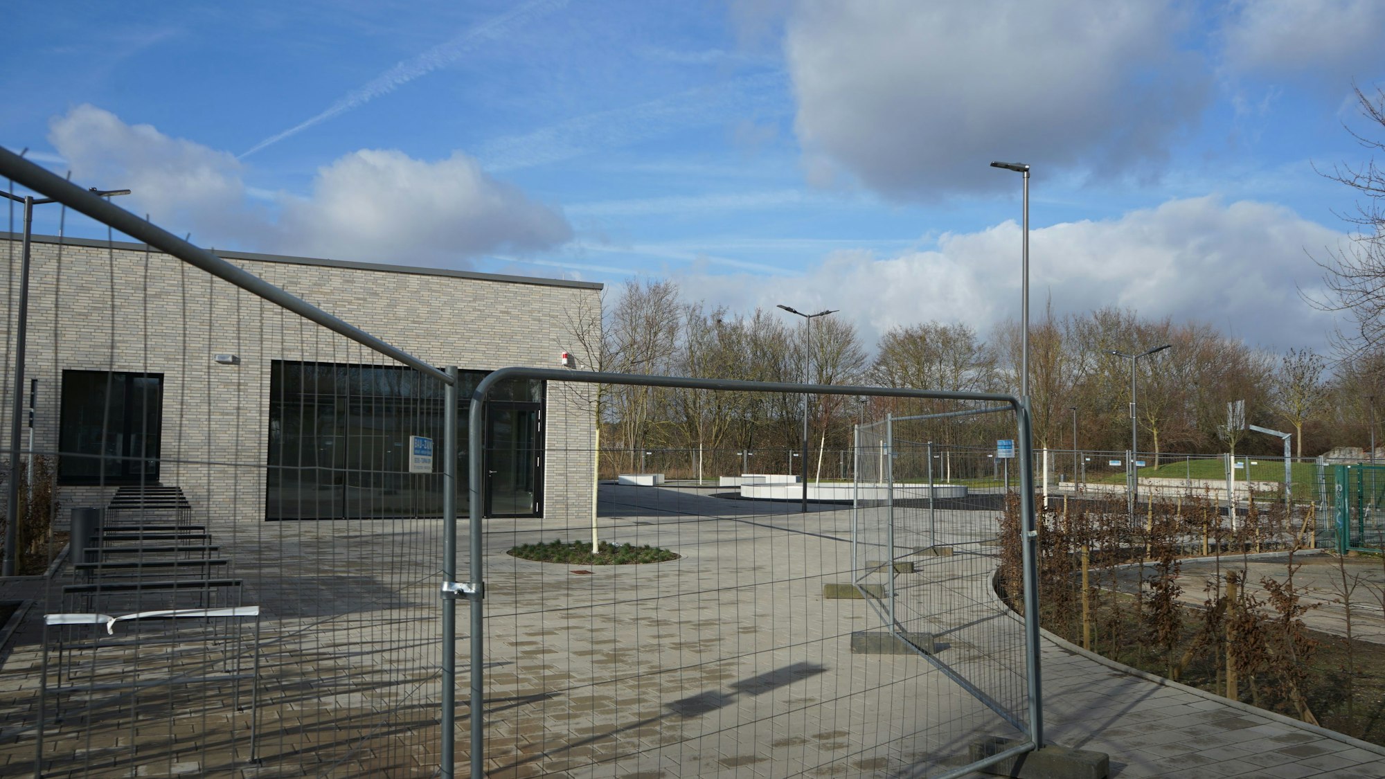 Das Begegnungszentrum an der Maastrichter Straße, ein Bauzaun steht davor.