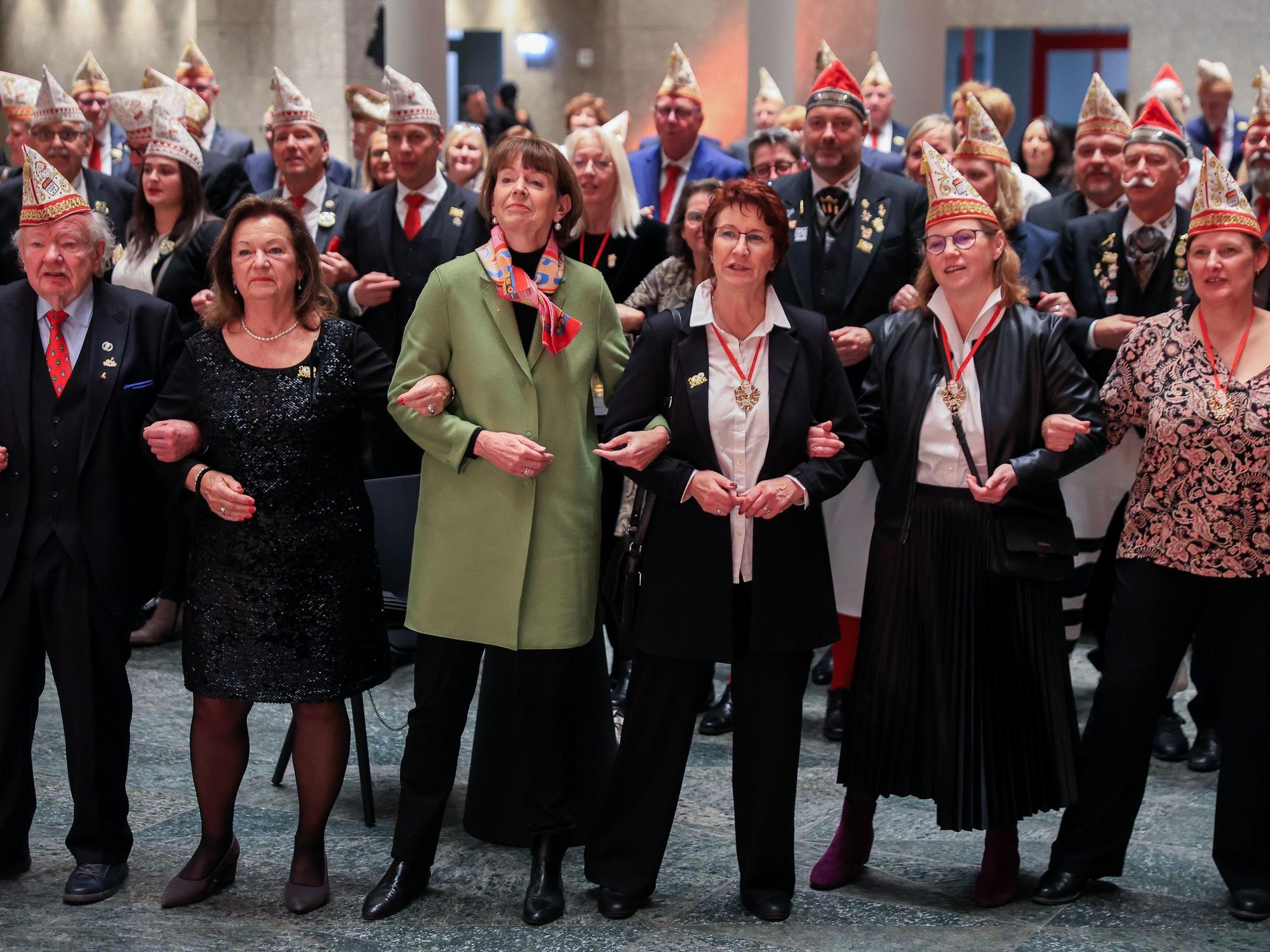 Oberbürgermeisterin Henriette Reker schunkelt mit Mitgliedern der KG UHU.