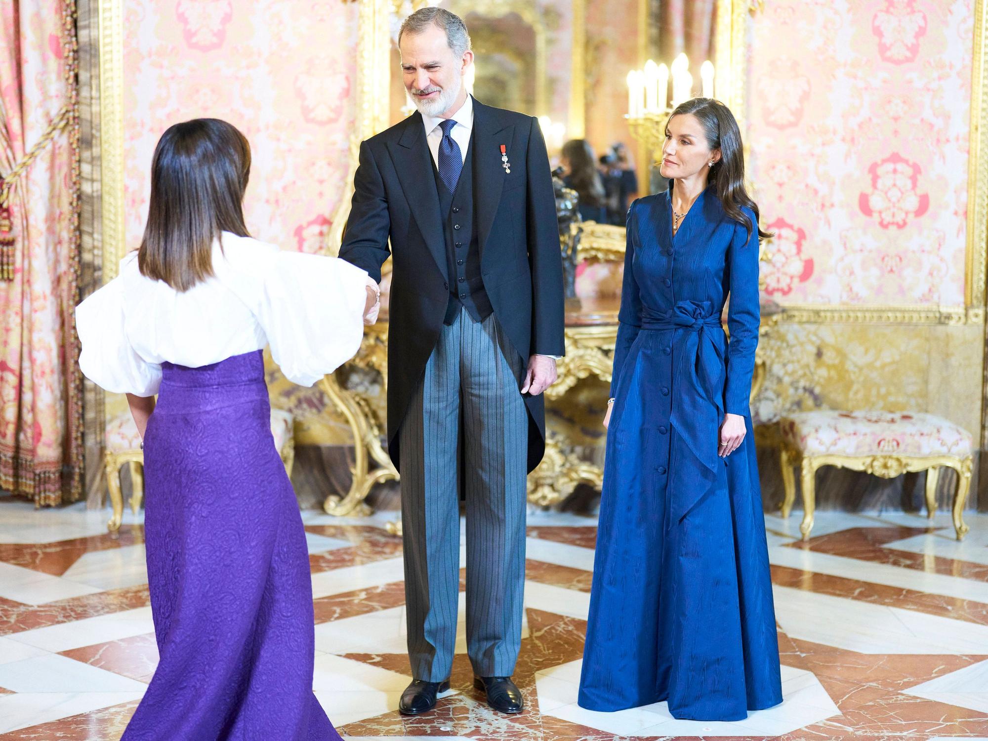 König Felipe und Königin Letizia begrüßen das diplomatische Korps.