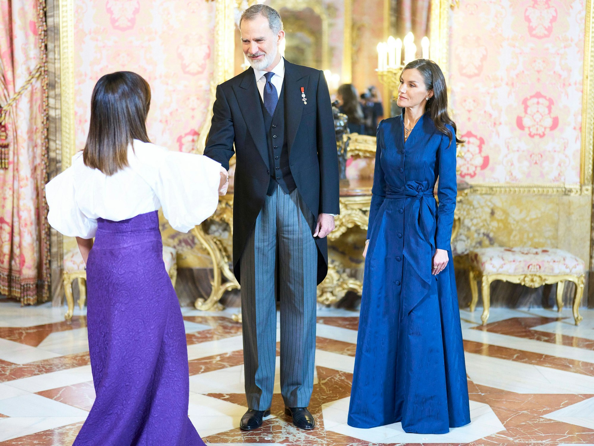 König Felipe und Königin Letizia begrüßen das diplomatische Korps.