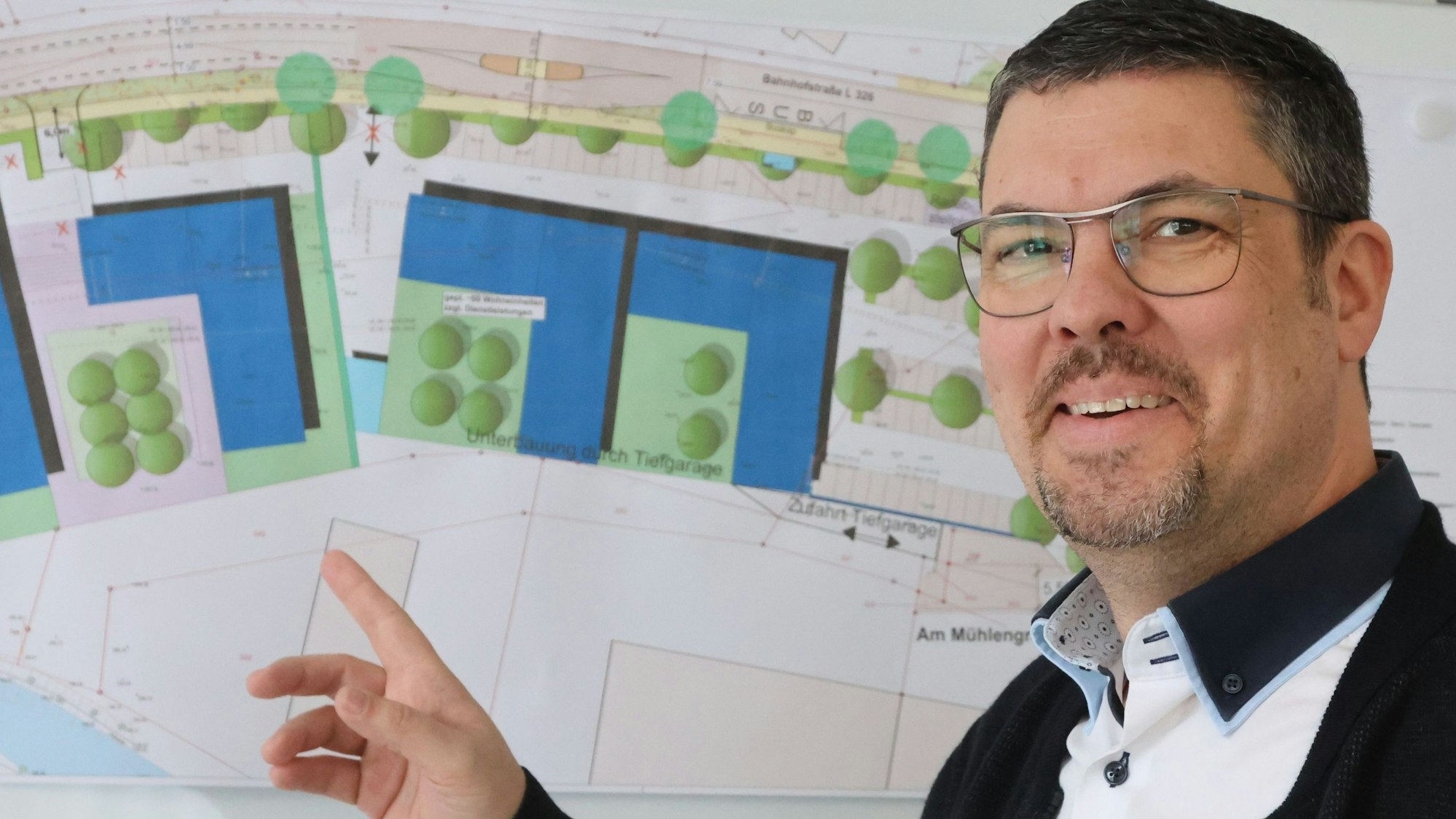 Morsbach Bürgermeister Jörg Bukowski vor den Plänen für den „Wohnpark an der Wisser“. Der 50-Jährige hat im vergangenen Jahr angekündigt, dass er 2025 nicht noch einmal zur Wahl antritt.