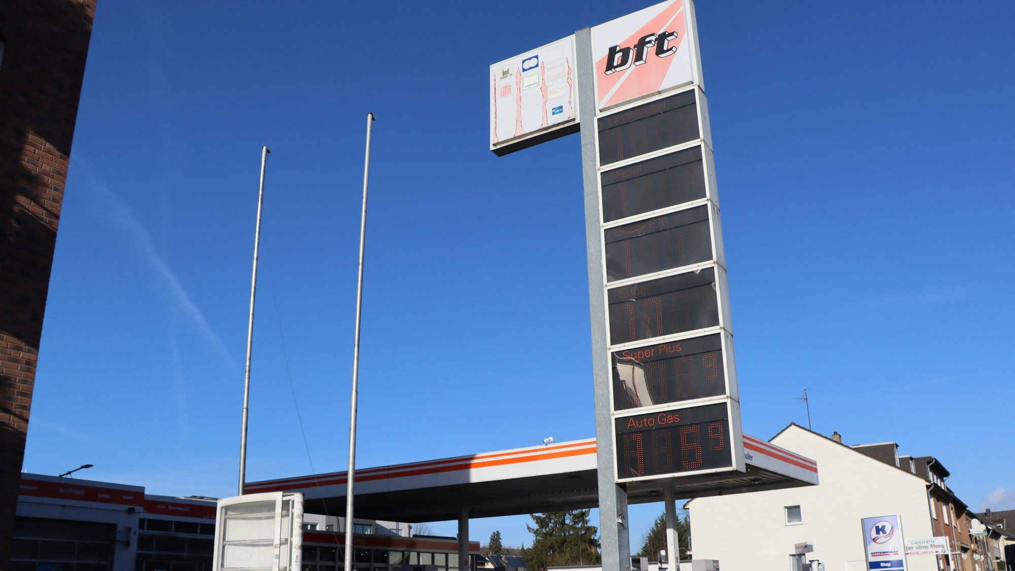 Auf dem Foto ist eine Tankstelle in Kerpen zu sehen, die zwei Mal überfallen worden war.