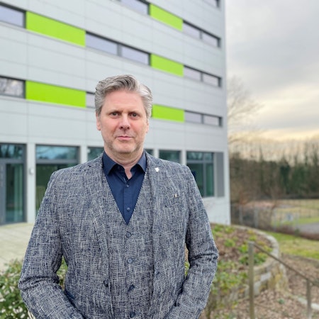 Bernd-Ekkehart Scholten steht vor dem Haus der Kirche, dem Sitz des Kirchenkreises Leverkusen, in Burscheid.