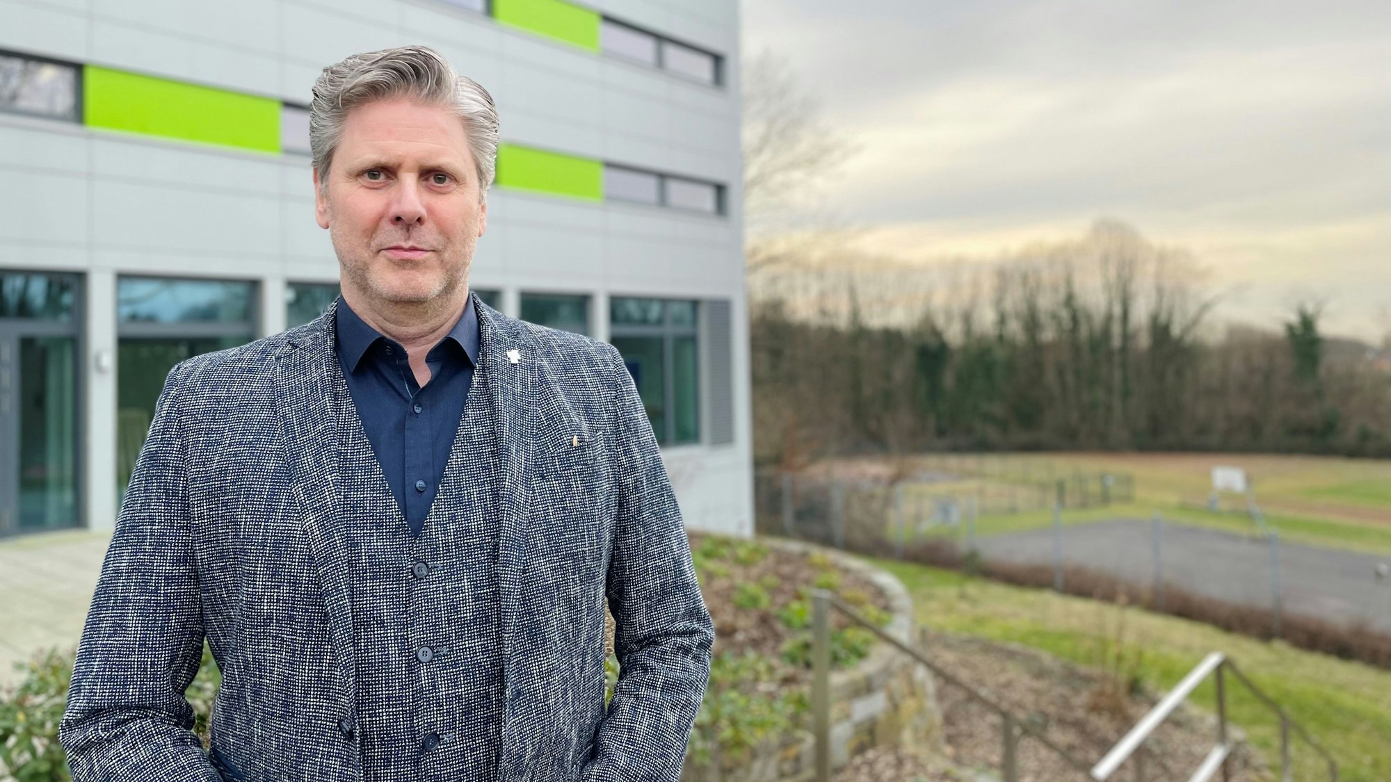 Bernd-Ekkehart Scholten steht vor dem Haus der Kirche, dem Sitz des Kirchenkreises Leverkusen, in Burscheid.