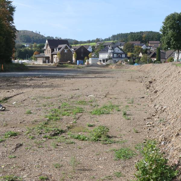 Für den geplanten „Wohnpark an der Wisser“, gelegen in der Nachbarschaft des Kulturbahnhofs, hat die Gemeinde Morsbach im vergangenen Jahr Investoren gefunden. Hier abgelichtet ist der dafür vorgesehene Bauplatz.
