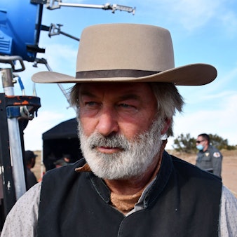 Alec Baldwin, Schauspieler aus den USA, am Set in seinem Kostüm für den Film «Rust».