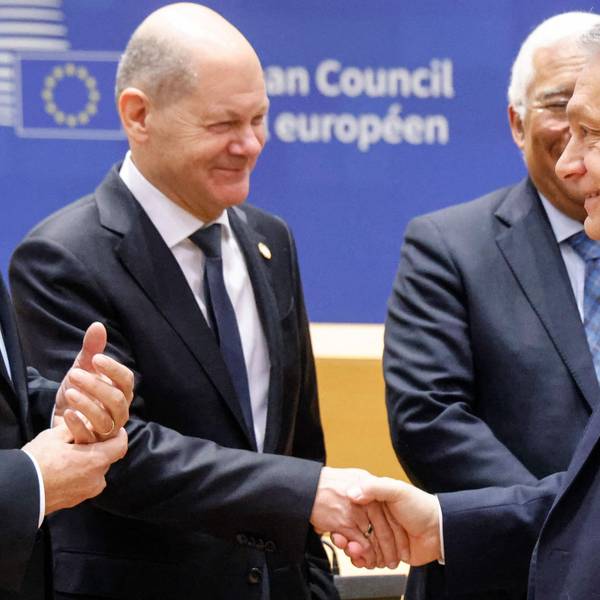 Einigung im EU-Rat für ein neues Ukraine-Hilfspaket: Ungangs Viktor Orban hat seine Blockade aufgegeben, hier schüttelt er Bundeskanzler Olaf Scholz die Hand.