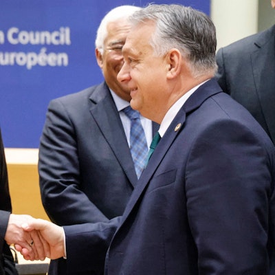 Einigung im EU-Rat für ein neues Ukraine-Hilfspaket: Ungangs Viktor Orban hat seine Blockade aufgegeben, hier schüttelt er Bundeskanzler Olaf Scholz die Hand.