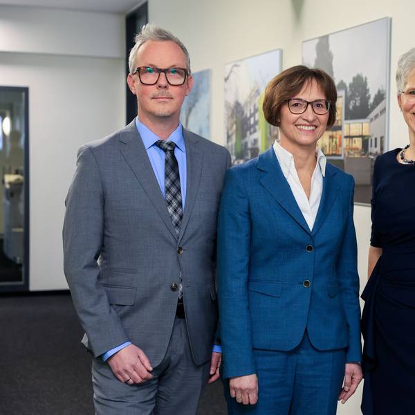 Feierliche Rektoratsübergabe an der Katho in Köln: Prorektor Michael Isfort, die neue Rektorin Barbara Schermaier-Stöckl und Prorektorin Barbara Ortland übernehmen nun die Geschicke an der Hochschule.