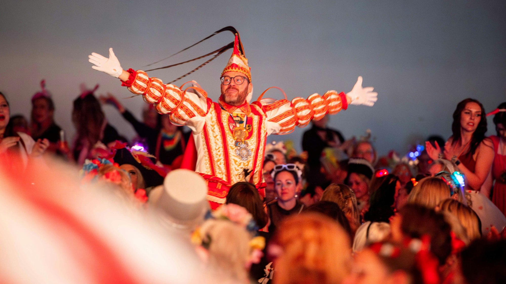 Das Bild zeigt Prinz Tobi, wie er die Arme ausgebreitet hat und sich feiern lässt.