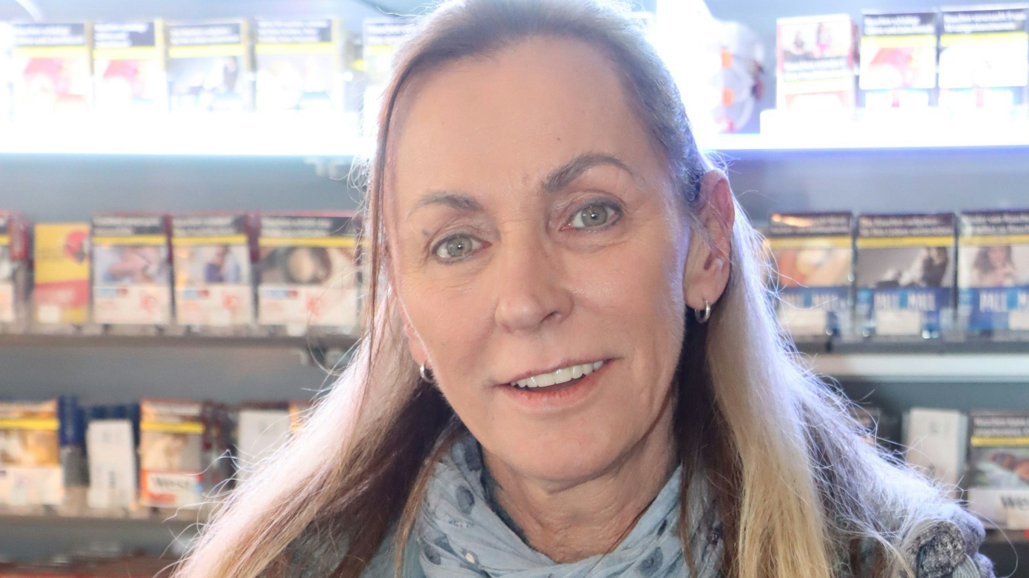 Auf dem Foto ist Sabine Ensch zu sehen. Sie ist Pächterin von fünf Tankstellen.