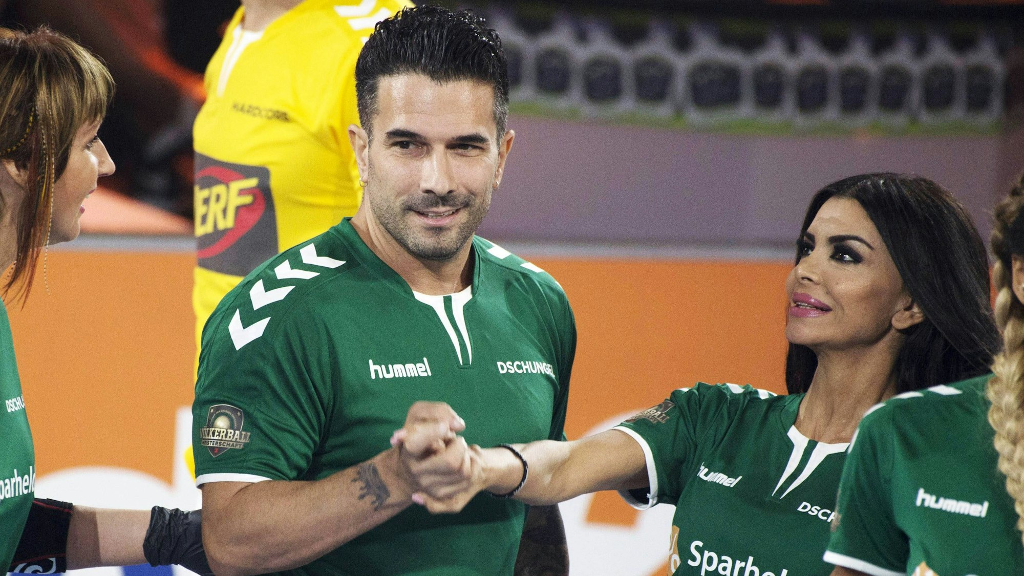 Marc Terenzi und Kader Loth vom Team Dschungel in der TV-Show „Die große ProSieben Völkerball Meisterschaft 2017“.