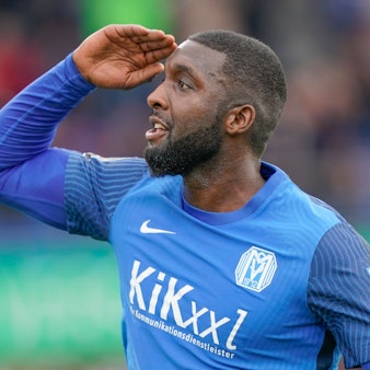 31.10.2021, Hänsch-Arena, Meppen, GER, 3. Liga, 14. Spieltag, SV Meppen vs Türkgücü München, Richard Sukuta-Pasu SV Meppen 39 jubelt über seinen 1:0-Treffer DFL REGULATIONS PROHIBIT ANY USE OF PHOTOGRAPHS AS IMAGE SEQUENCES AND/OR QUASI-VIDEO. Meppen Niedersachsen Germany Hänsch-Arena *** 31 10 2021, Hänsch Arena, Meppen, GER, 3 Liga, 14 Spieltag, SV Meppen vs Türkgücü München, Richard Sukuta Pasu SV Meppen 39 cheers about his 1 0 goal DFL REGULATIONS PROHIBIT ANY USE OF PHOTOGRAPHS AS IMAGE SEQUENCES AND OR QUASI VIDEO Meppen Niedersachsen Germany Hänsch Arena