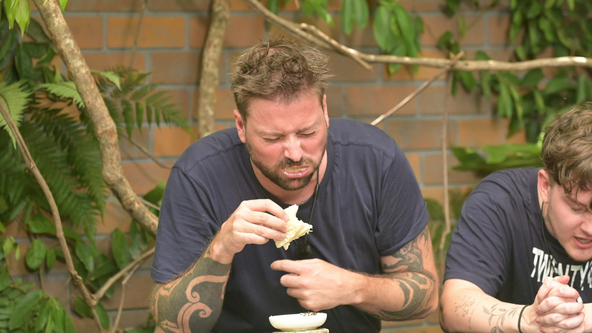 Felix von Jascheroff bei einer Essensprüfung im Dschungelcamp.