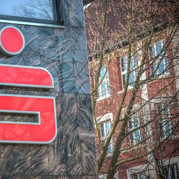 Schild der Sparkasse Leverkusen.