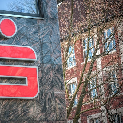 Schild der Sparkasse Leverkusen.